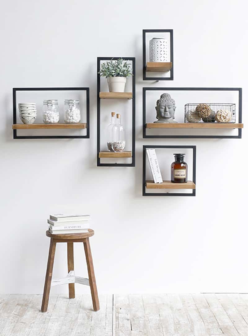 Wandrek hout minimalistisch op een witte muur