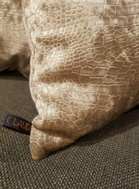 Sierkussen-Claudi-Esta-goud