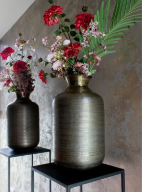 Antiek Bronzen Metalen Vaas Op Zwarte Zuil Met Bos Rode Kunstbloemen