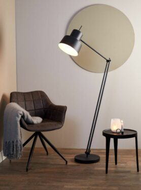 Zwarte Eenvoudige Vloerlamp Bruine Eetkamerstoel Met Armleuningen