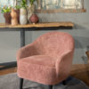 fauteuil pebbel roze stof en leder zwarte poten