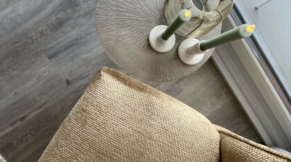 Gouden Fauteuil Met Ronde Gouden Bijzettafel