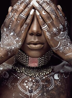 Alu Art Hidden schilderij - vrouw henna met handen voor haar ogen