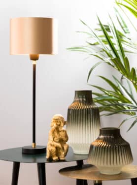 Zwarte Lampvoet Met Gouden Accenten Roze Lampenkap En Gouden Aapje Op Ronde Bijzettafeltjes