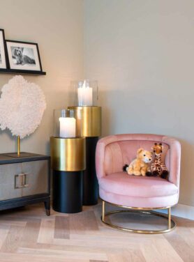 Felicia Fauteuil velvet fauteuil roze met gouden stalen basis