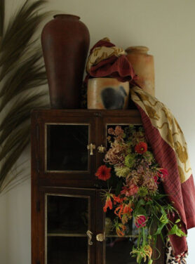 Kast Bruin Met Gouden Kastknoppen