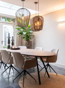 Eetkamerstoel Met Zwarte Draaipoot Hanglampen Van Groen Lichtdoorlatende Stof