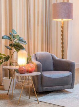 Gouden Lampvoet Met Velvet Roze Lampenkap Wit Marmeren Bijzettafeltjes Met Gouden Handvat