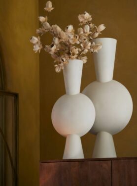 Licht Grijze Bolvormige Vazen Met Roze Kunstbloemen