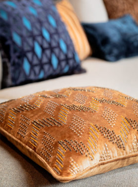 Sierkussen oranje fluweel met gouden kralen