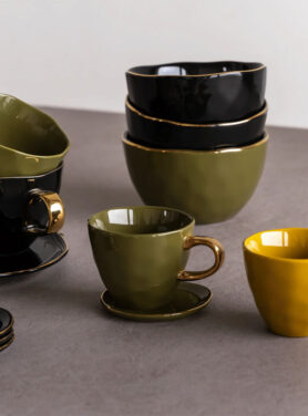 Zwarte En Groene Schaaltjes Met Gouden Details En Koffie Kopjes