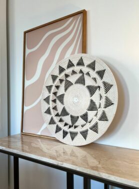 Ronde Rotan Geweven Schaal Met Patroon Organische Print In Houten Lijst Op Wandtafel Met Marmeren Blad