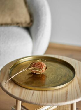 Rond gouden dienblad met bloemenpatroon