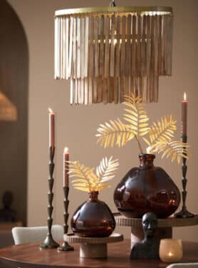 Antiek Bronzen Kandelaars Op Ronde Houten Eettafel Vazen Met Gouden Bladeren