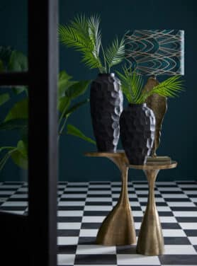 Gouden Ovale Bijzettafeltjes Op Zwart Wit Geruite Vloer