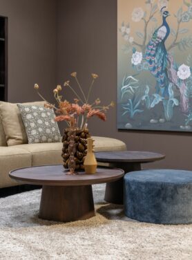 Ronde houten salontafels blauw rond poefje wanddecoratie pauw