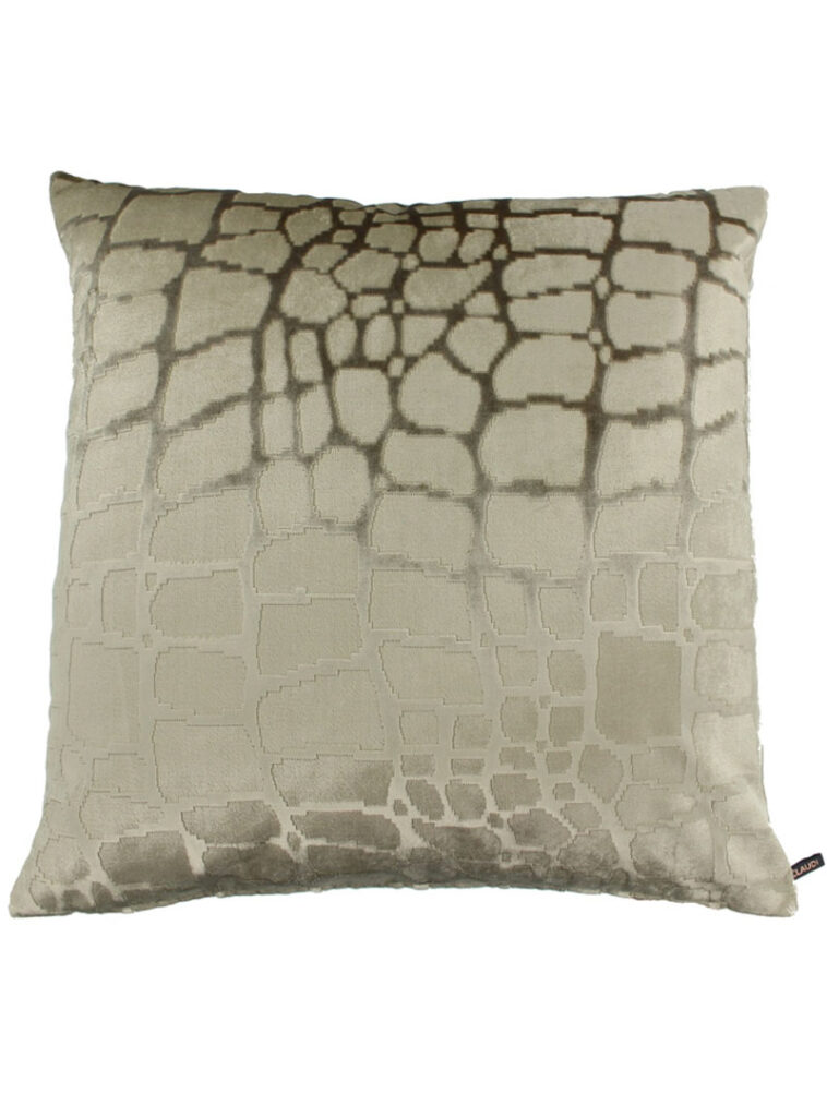 Sierkussen Goud Met Ene Dierenprint Erop 758x1024