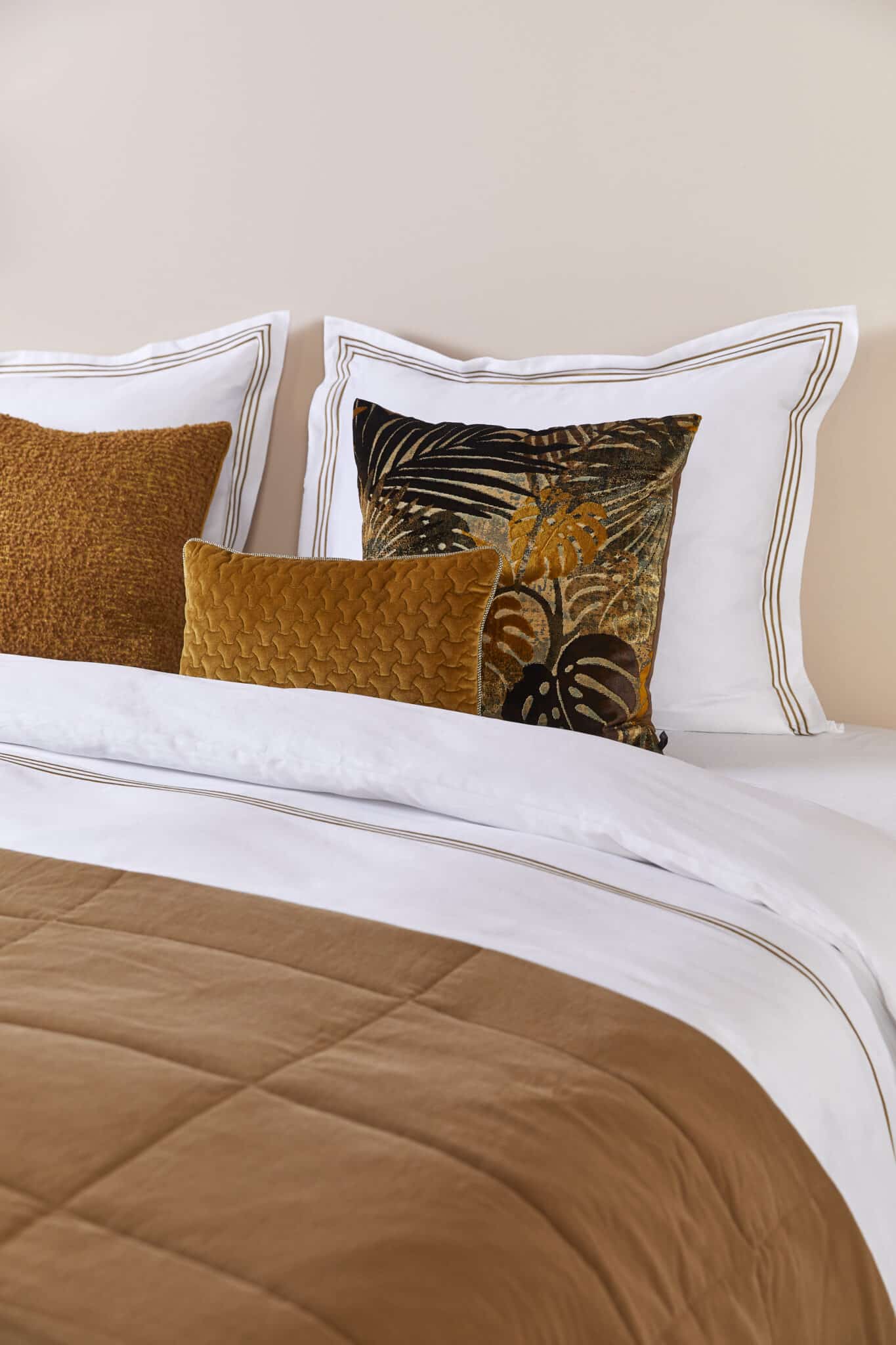 Okergele Claudi kussens