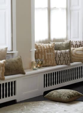 Bruine Sierkussens In Vensterbank