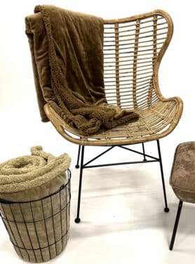 Olijfgroen Plaid Over Rotan Stoel