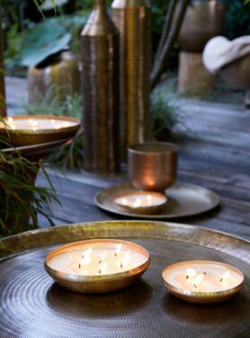 Ronde Gouden Grote Schaal Met Kaarsen In Gouden Schaal