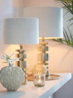 Wit Vaasje Parelmoer Gouden Lampenvoeten Met Witte Lampenkappen