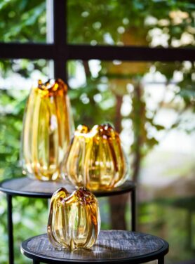 Amberkleurige Vaas Van Glas In Bloemvorm