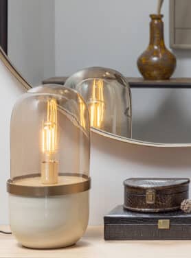 Lampje In Stolp Op Dressoir En Gouden Ronde Spiegel Aan De Muur