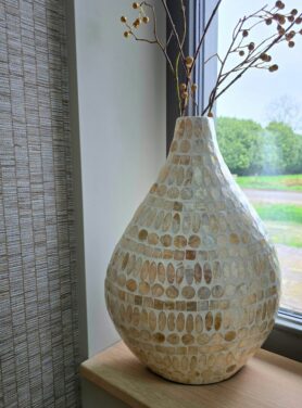 Druppelvormige vaas ingelegd met mozaïek schelpen beige