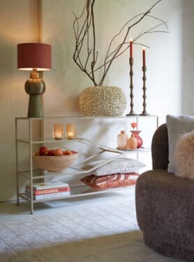 Witte Sidetable Met Glas En Roze Accessoires