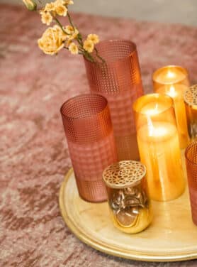 Led Lampjes In Goud Glas Op Dienblad Roze Vaasjes