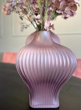 Paarse Vaas Met Geribbeld Mat Glas