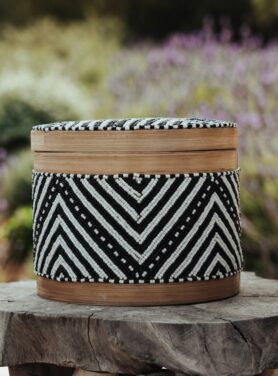 Mandje met zwarte en witte kralen en deksel