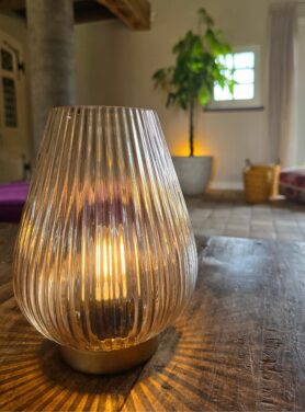 Tafellampje geribbeld glas roze met gouden voet