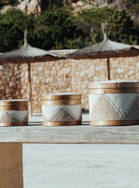 Ronde offermandjes van hout en kraaltjes