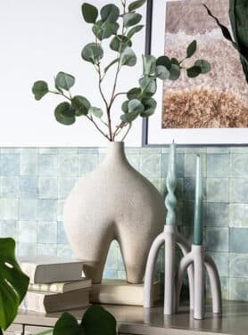 Witte Vaas Met Eucalyptus Tak