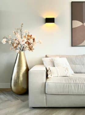 Gouden Druppelvaas Hoog Met Roze Kunstbloemen Beige Bank