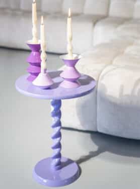 Paars Bijzettafeltje Met Paarse Kandelaars En Witte Dinerkaarsen