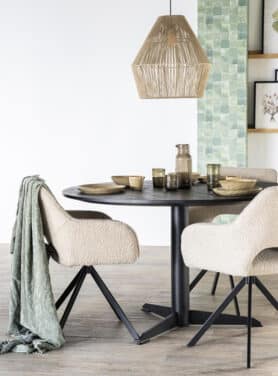 Beige En Creme Eetkamerstoelen Met Bouclé Stof En Armleuningen
