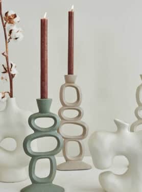 Beige En Groene Kandelaren Met Organische Vormen