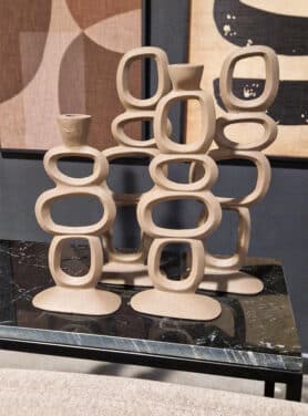 Beige Organische Kandelaars En Ornamenten