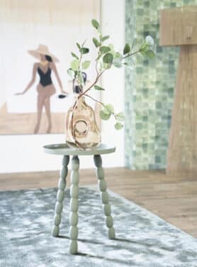 Groene Bijzettafel Op Mintgroen Vloerkleed Glazen Vaas Met Eucalyptustak