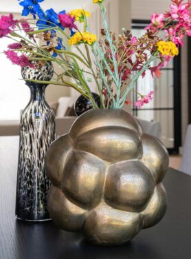 bronzen bubbel vaas met zomers kunstbloemen boeket