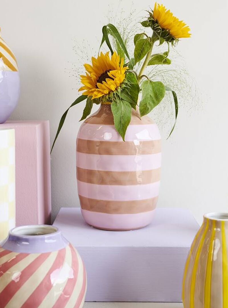 Roze Gestreepte Vaas Met Zonnebloemen