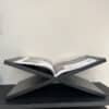 Zwarte Boekensteun Op Zwarte Sidetable