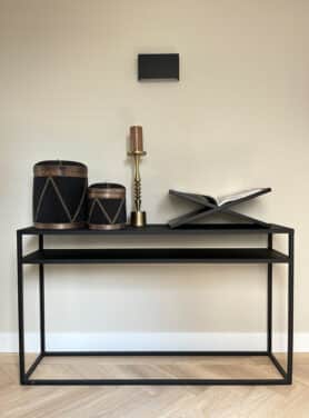 Zwarte Sidetable Zwarte Boekensteun Gouden Kandelaar Zwarte Offermandjes Met Deksel En Bronzen Kraaltjes