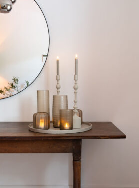 Beige Dienblad Met Kandelaren En Windlichten Op Houten Sidetable