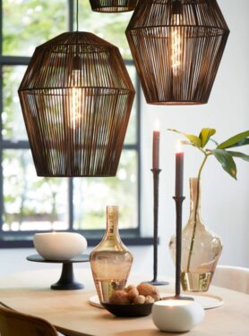 Rond Creme Dienblad Op Houten Eettafel