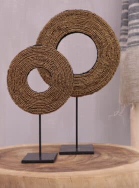 Cirkel Ornamenten Van Gouden Kralen Op Zwarte Metalen Voet