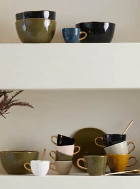 Groene, Zwarte En Gele Koffiekopjes Met Gouden Oortjes In Open Kast